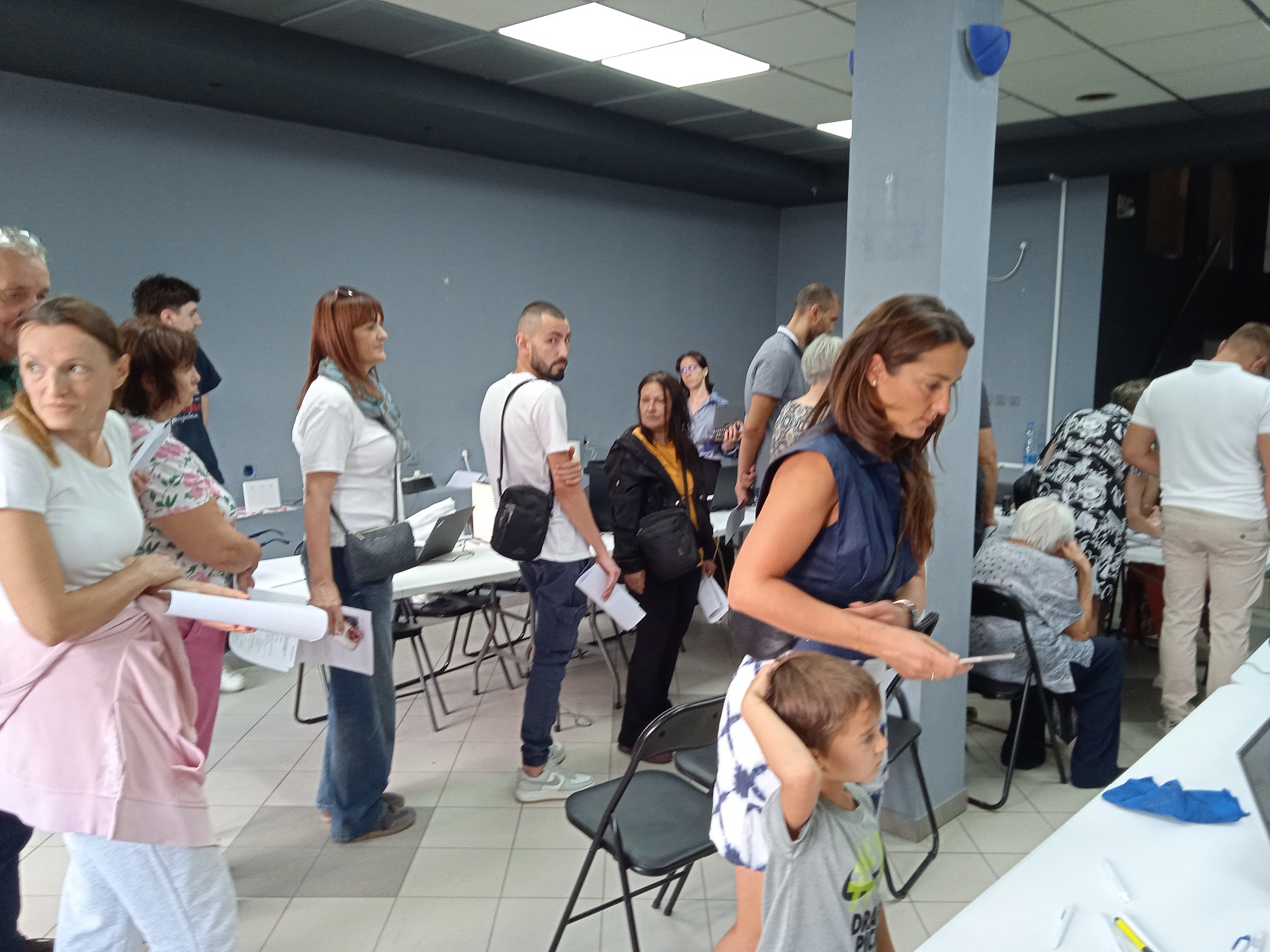 Čekam, čekam, čekaću..., za studente potpisaću: Nezapamćeni redovi za podršku studentskoj listi u Kragujevcu (FOTO) 4