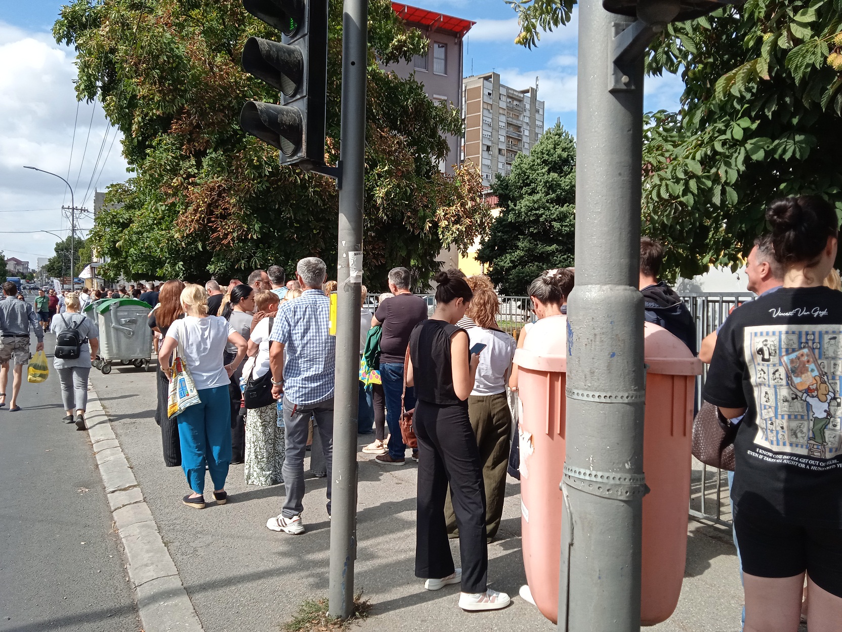 Čekam, čekam, čekaću..., za studente potpisaću: Nezapamćeni redovi za podršku studentskoj listi u Kragujevcu (FOTO) 3