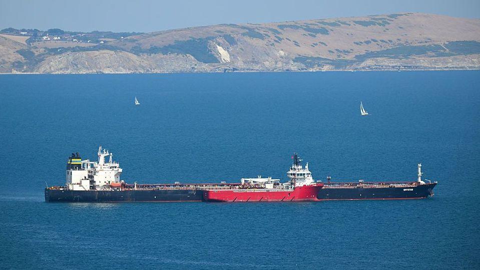 Veliki naftni tanker u moru