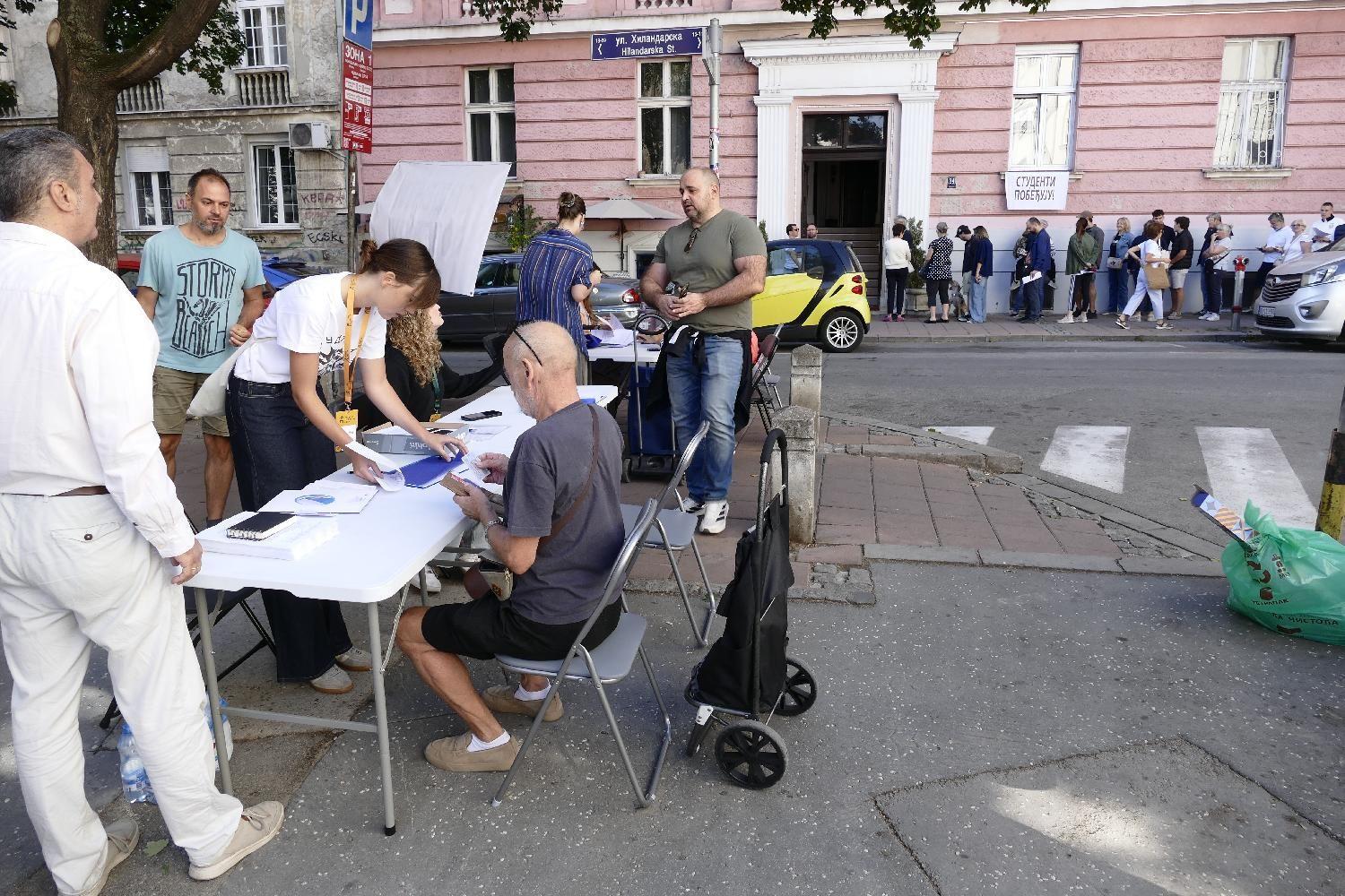 Redovi za prikupljanje potpisa za studente