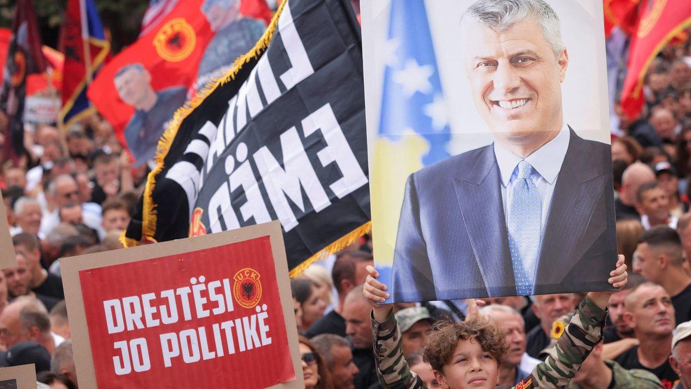 Dečak drži sliku Hašima Tačija okružen desetinama ljudi na protestu