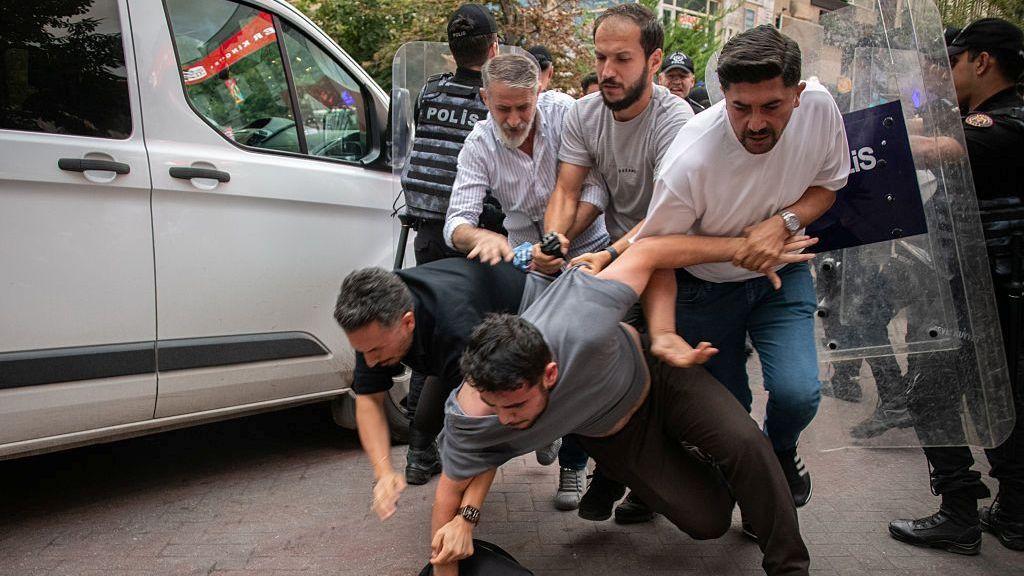 Turska policija privela je desetine demonstranata koji su u Ankari 15. septembra 2026. protestovali za prava LGBT ljudi. Hapšenja su prekinula planirani skup podrške LGBT zajednici u glavnom gradu, dan pošto su širom Turske privedeni LGBT aktivisti, predstavnici medija, organizacija civilnog društva i javne ličnosti.