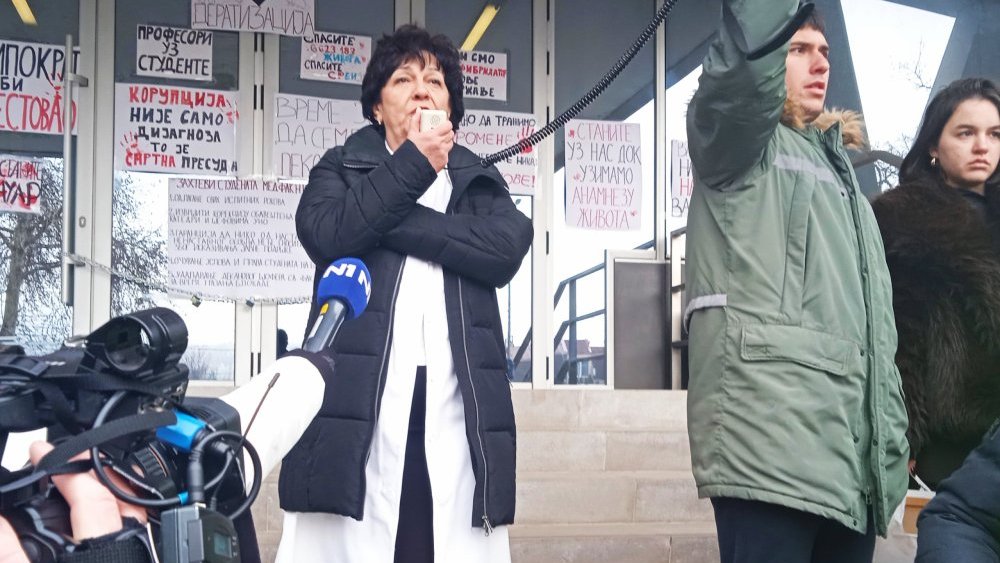 Lekari brojni i na Vučićevoj i na studentskoj listi: Jedni ne žele da govore o motivima, za druge bi "odbijanje bilo bežanje" 3 Lekari brojni i na Vučićevoj i na studentskoj listi: Jedni ne žele da govore o motivima, za druge bi "odbijanje bilo bežanje" 2