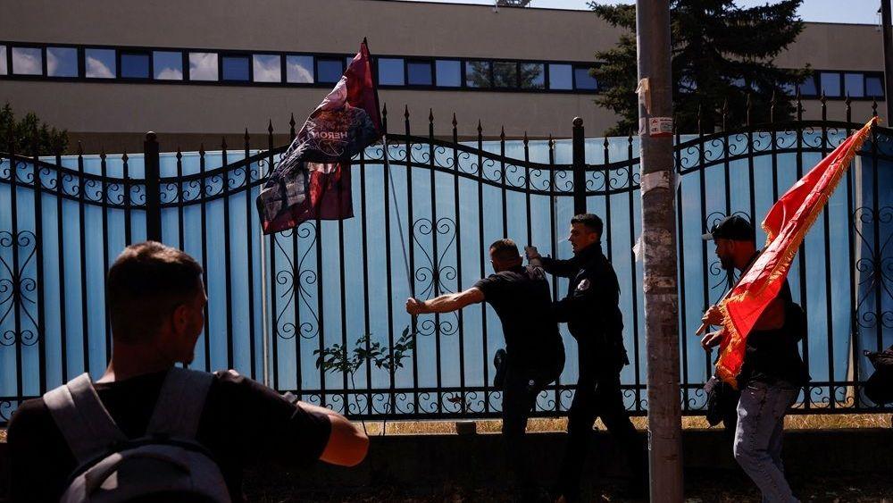 Nezadovoljne pristalice OVK nasrnuli su na sedište Euleksa u Prištini