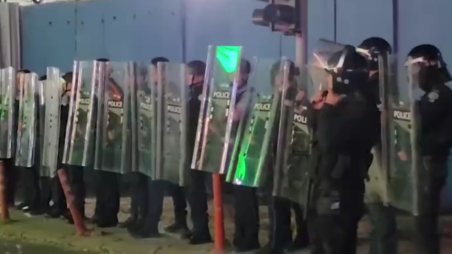 Kamenicama na sedište Euleksa u Prištini i tokom noći zbog presude vođama tzv. OVK 1