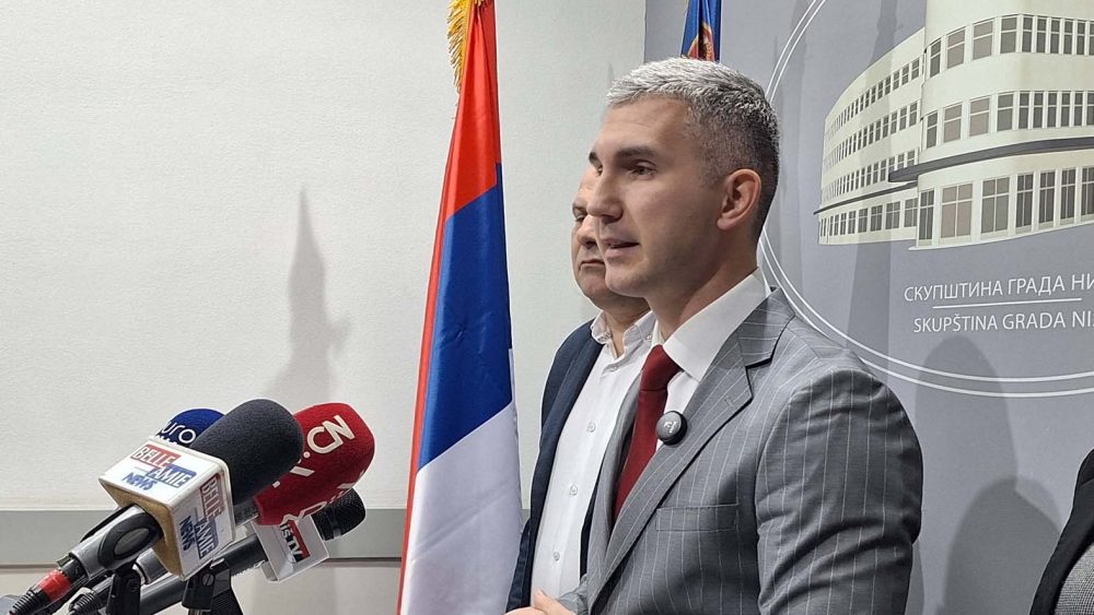 "Bolje da ne dolazi, dobiće manje glasova": Zašto je Vučić najavio završni miting naprednjaka u Nišu? 5