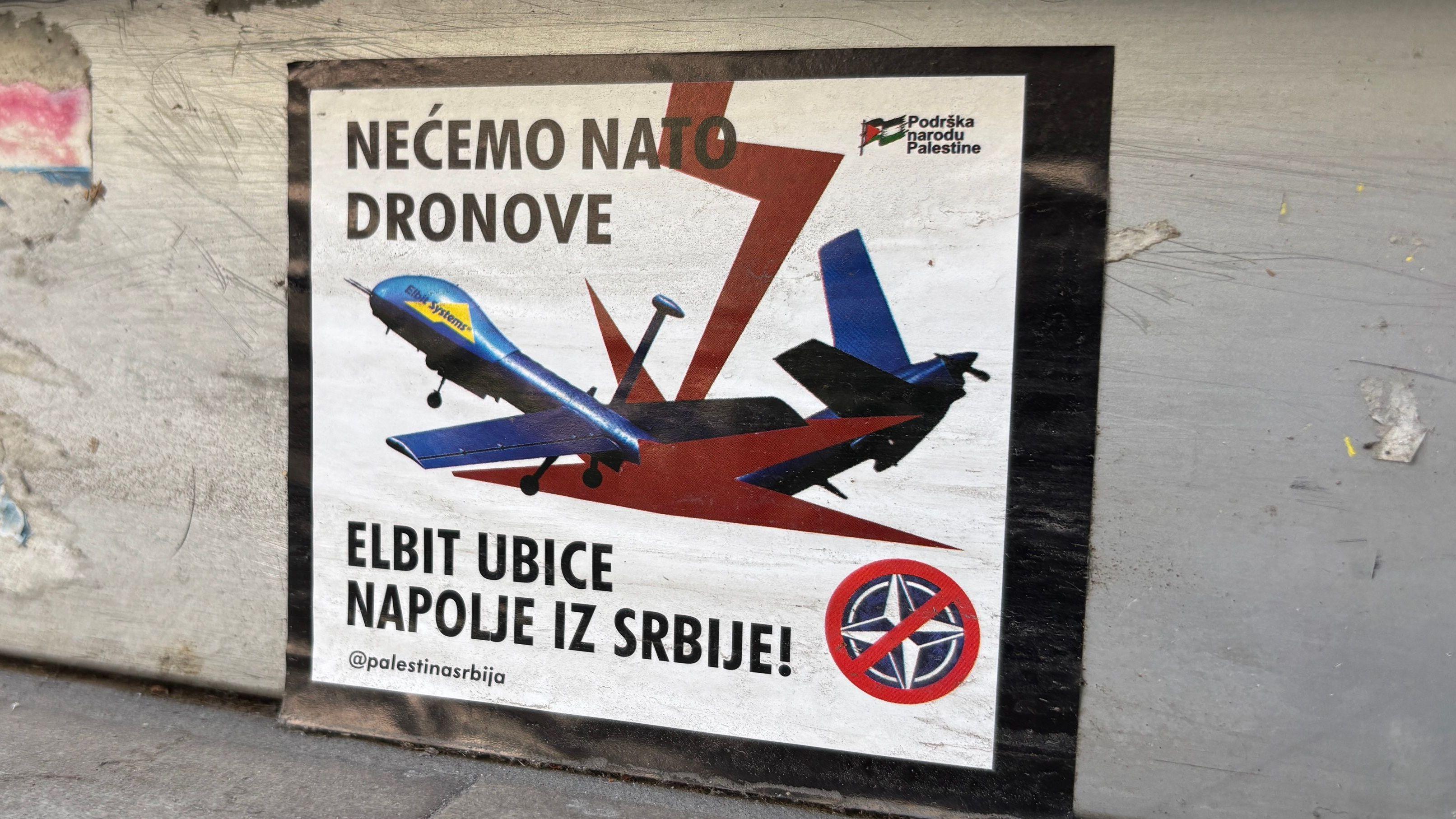 Jedna od protestnih nalepnica protiv otvaranja fabrike dronova zalepljena u centru Beograda
