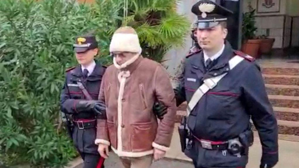 Na ovoj slici karabinjeri prate jednog od najtraženijih italijanskih kriminalaca Matea Mesinu Denara, koji je uhapšen posle decenija bekstva 2023. godine