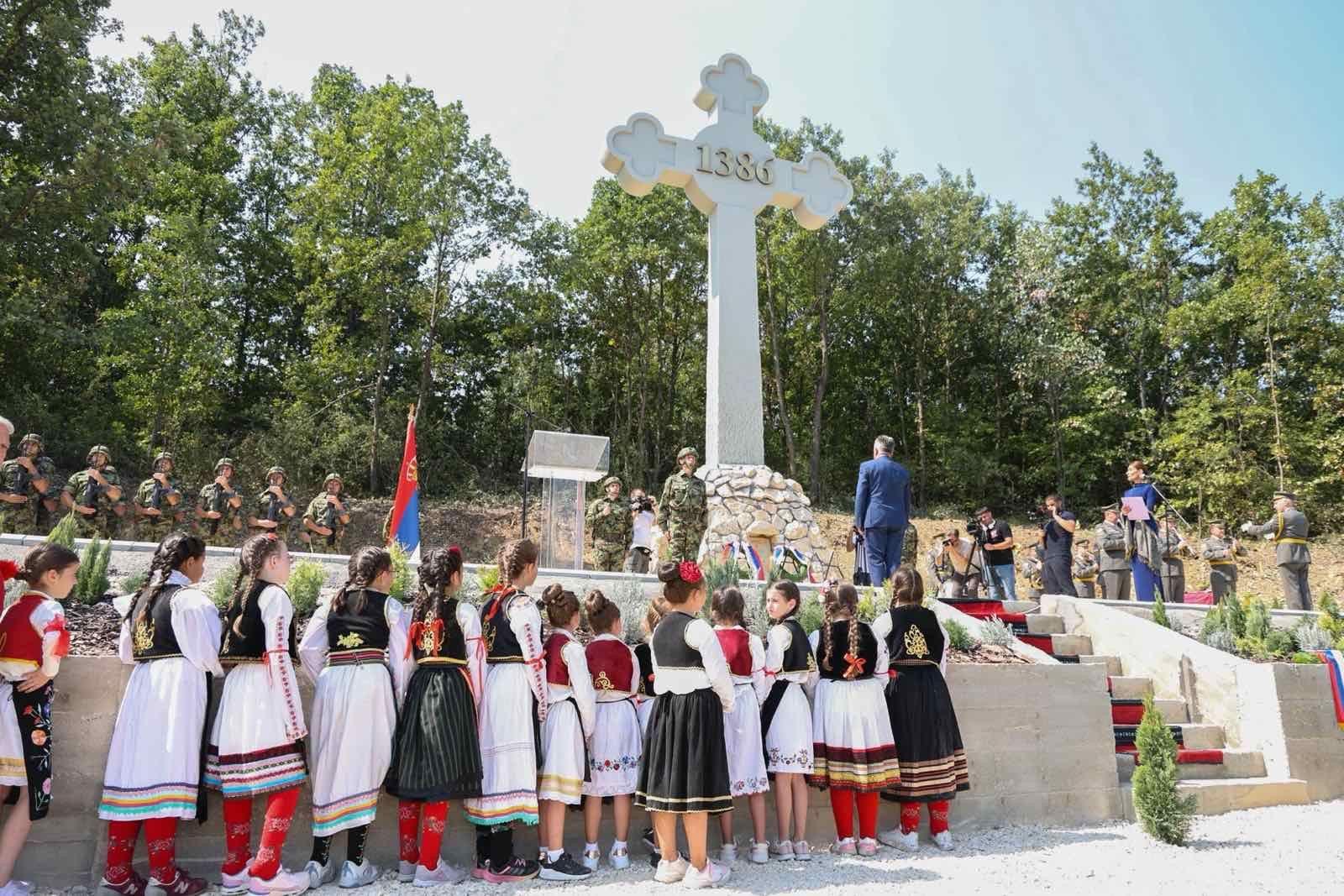 Deca u narodnoj nošnji i vojnici tokom svečanog otvaranja