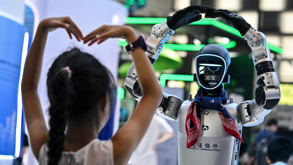 robot i dete se igraju na sajmu robotike u kini