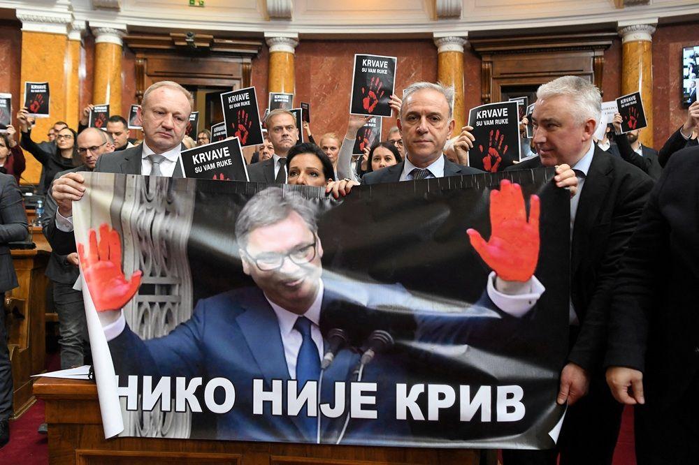 đilas i ponoš u skupštini srbije sa transparentom protiv Vučića