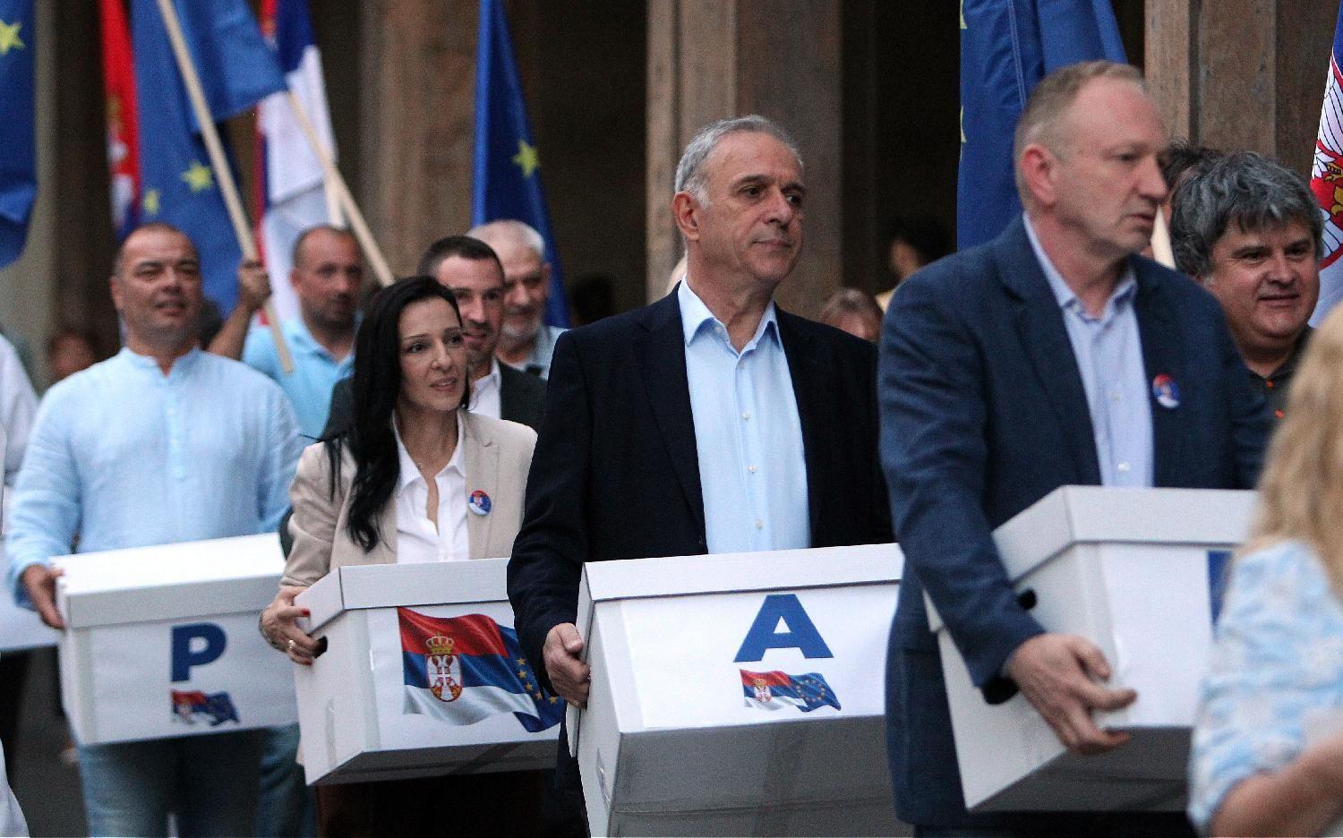 goran ješić, marinika tepić, zdravko ponoš, Dragan Đilas, Lideri koalicije Evropska Srbija, Goran Ješić, Marinika Tepić, Zdravko Ponoš i Dragan Đilas, unose u RIK kutije sa potpisima ljudi koji su im podržali kandidaturu 