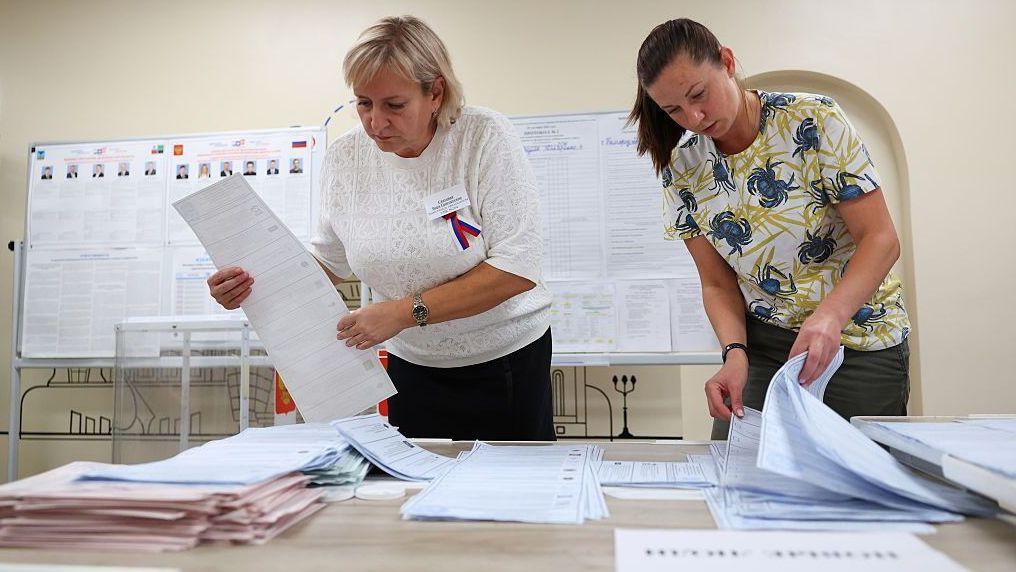Članice izborne komisije broje glasove posle zatvaranja birališta u Belgorodu