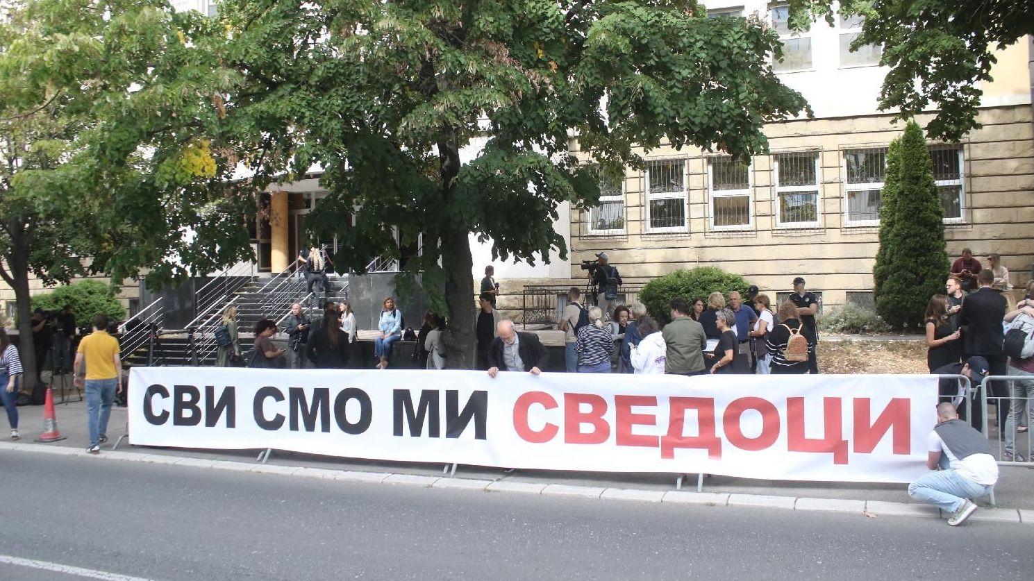 Transparent Svi smo mi svedoci ispred zgrade suda u Beogradu