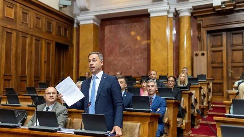 Opozicioni političar Miroslav Aleksić na sednici skupštine sa papirom u ruci