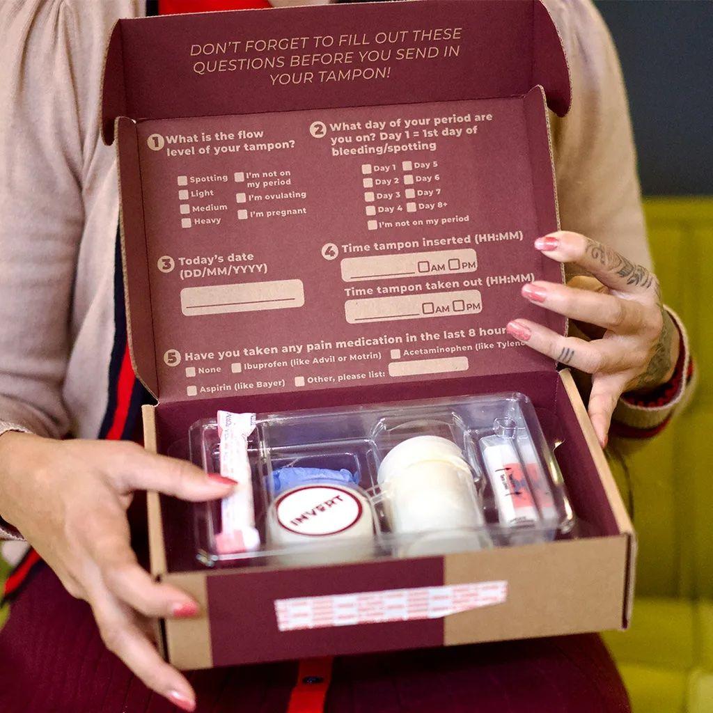Žena drži kutiju sa stvarima za ispitivanje menstrualne krvi
