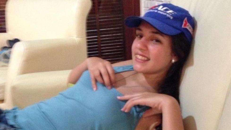 Viktorija nosi plavi gornji deo i bejzbol kapu