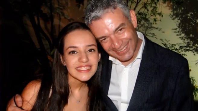 Viktorija, obučena u crnu haljinu, i njen otac - obučen u elegantnu crnu jaknu i belu košulju - smeše se