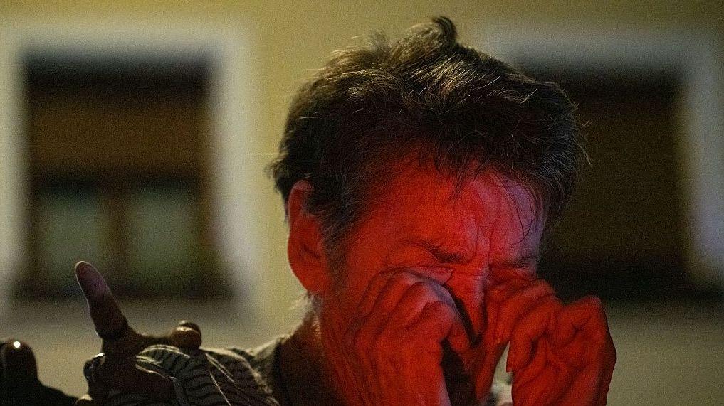 Savladana emocijama na okupljanju, starija žena je briznula u plač