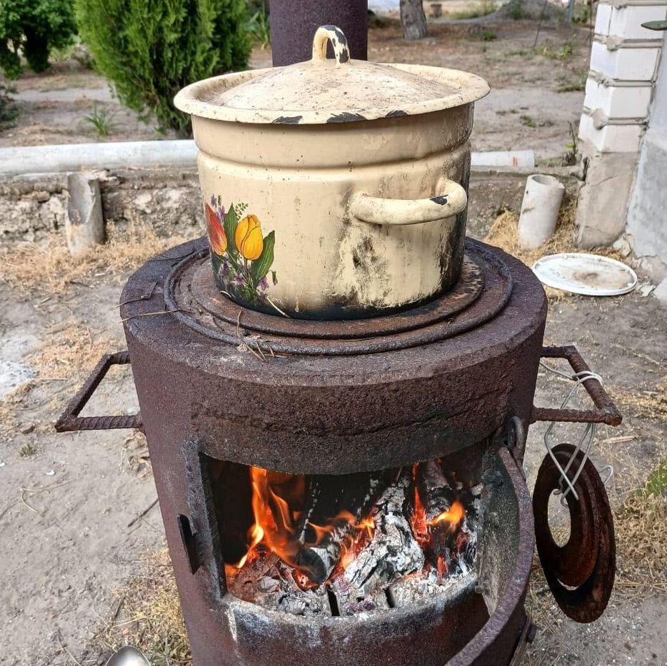 Lonac za kuvanje na kazanu na drva iz kojeg izlazi plamen