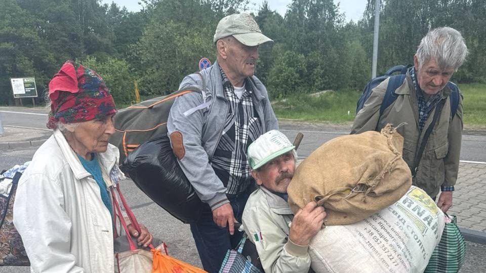 četvoro ljudi nose stvari