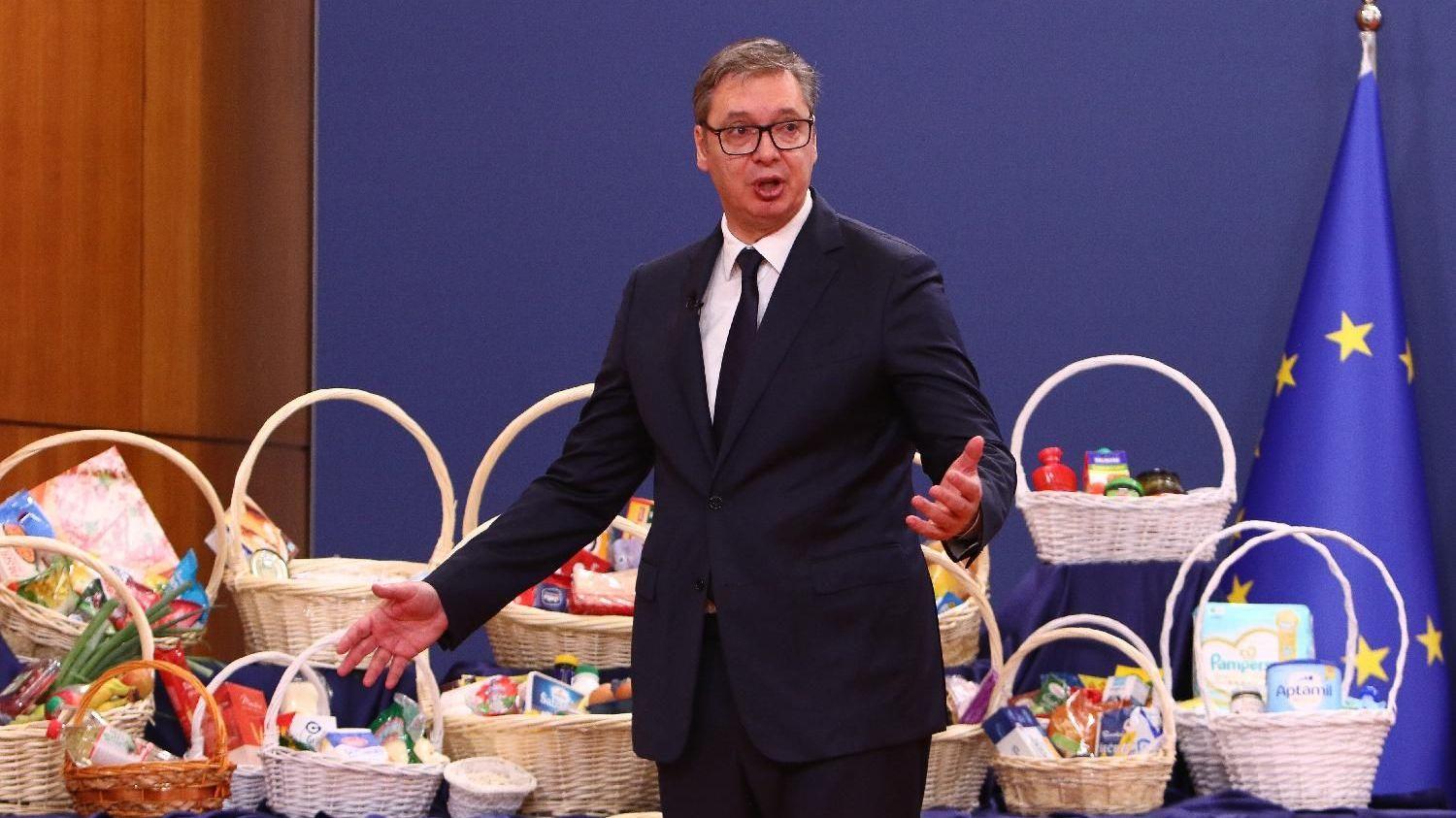 Aleksandar Vučić okružen pletenim torbama sa namernicama