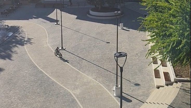 Pred današnju tribinu koju organizuju studenti, Opština Titel ogradila čitav Paradni trg: Kažu da nema upotrebnu dozvolu 1