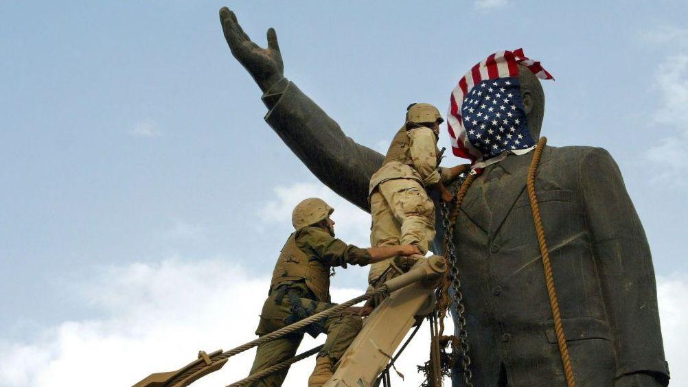 Američki vojnici ruše veliku statuu Sadama Huseina u Bagdadu posle invazije na Irak koju su predvodile SAD 2003. godine