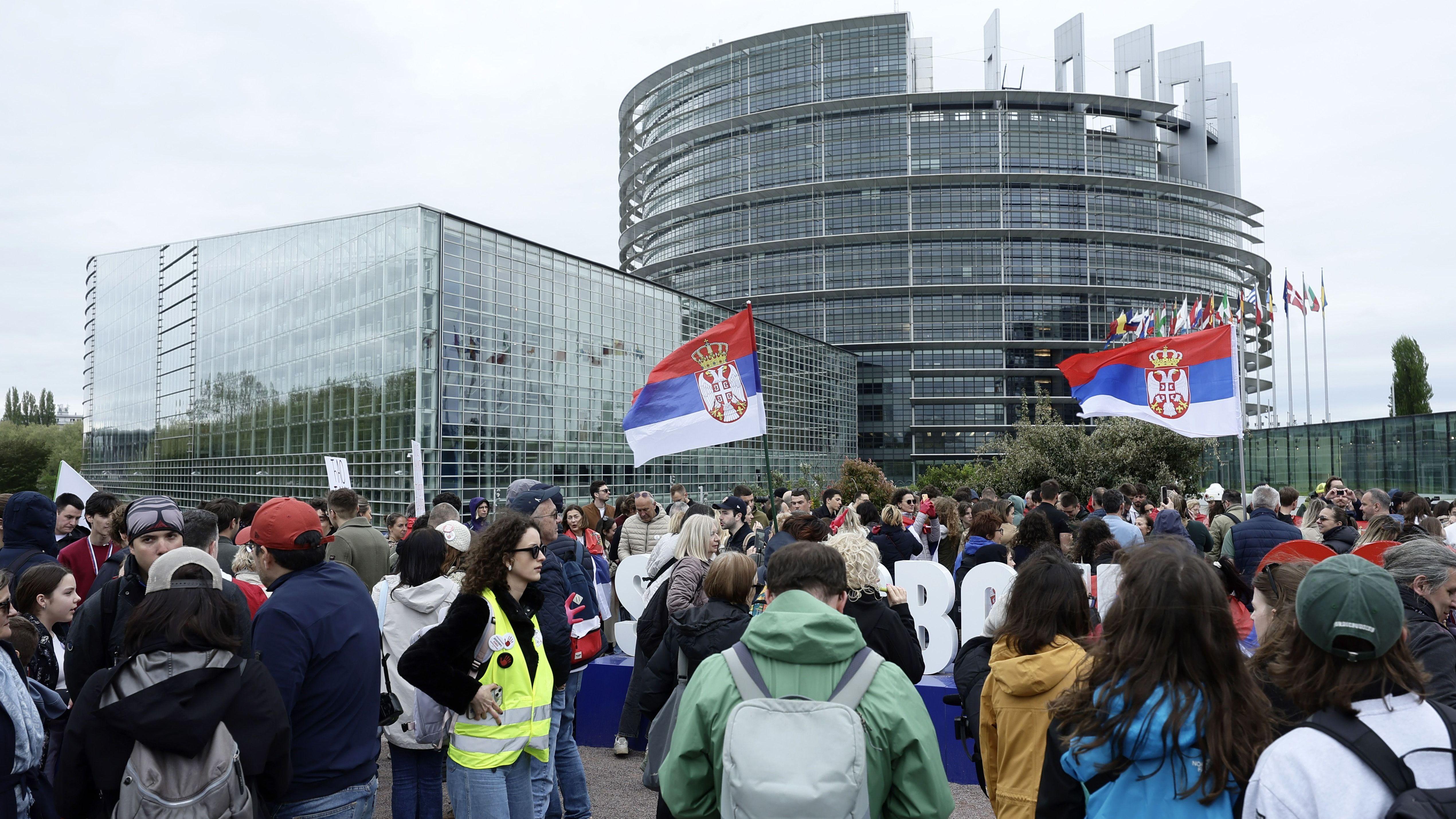 Srpski studenti koji su biciklima krenuli na put radi protesta zbogv korupcije stižu u Strazbur (Francuska) - 16. aprila 2025. godine.