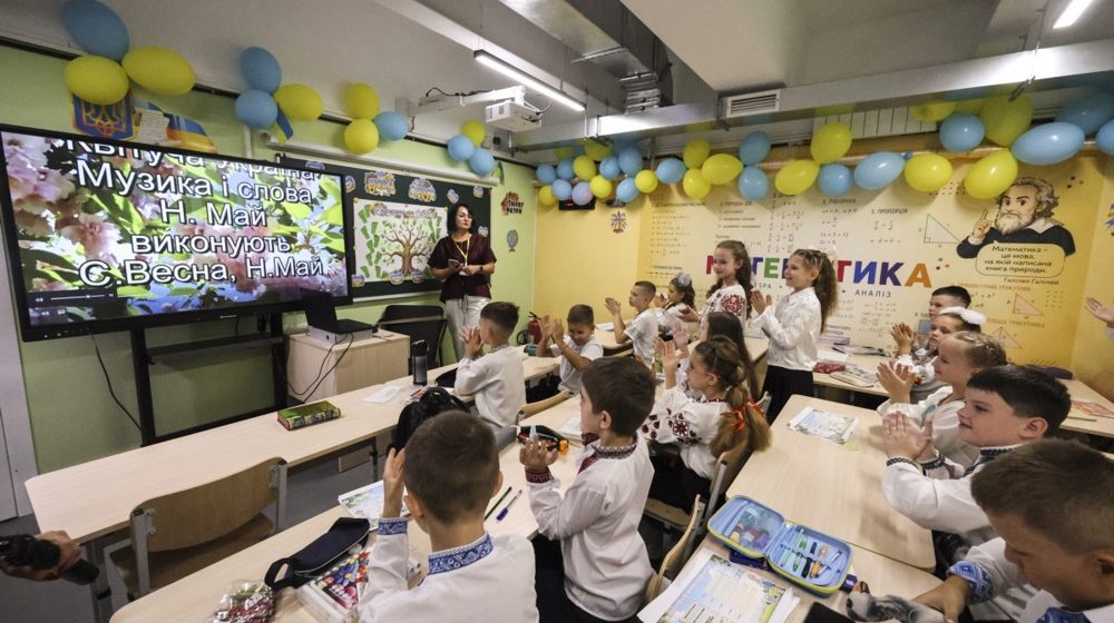 Prvi dan škole u Kijevu: Deca u podzemnim skloništima 11