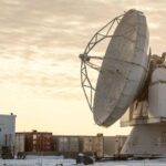 Baza Pitufik na severu Grenlanda, nekadašnja vazduhoplovna baza Tule, 4. oktobra 2023. godine. U prvom planu je velika satelitska antena, dok se u pozadini vidi oblačno, narandžasto nebo.