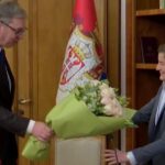 vučić daje cveće ani brnabić