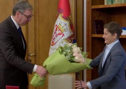 vučić daje cveće ani brnabić