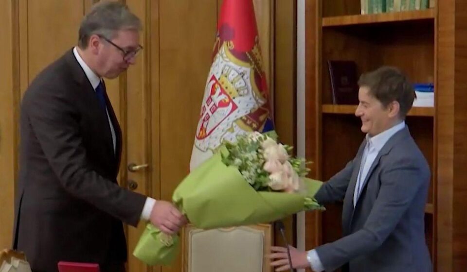 vučić daje cveće ani brnabić