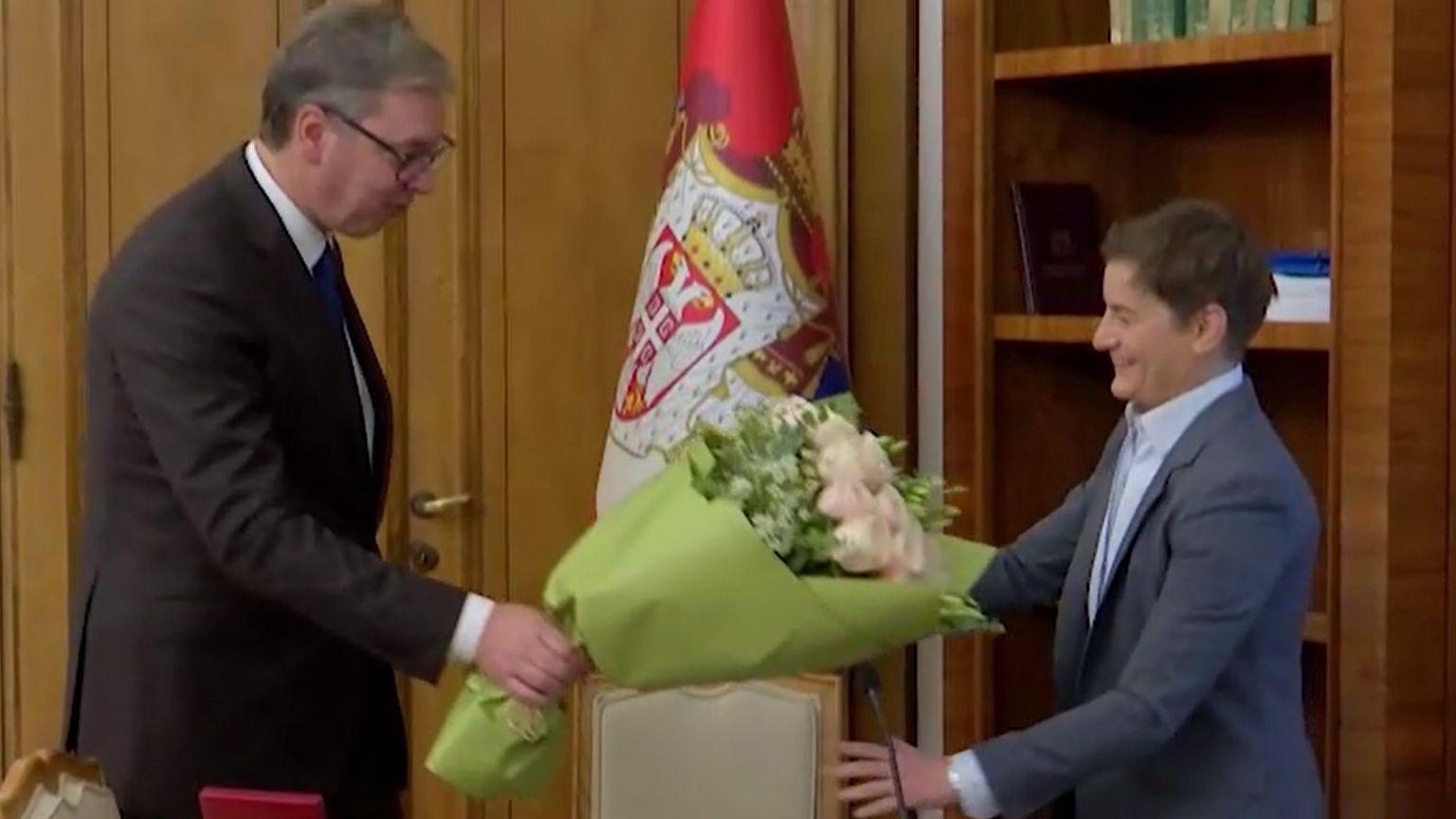 vučić daje cveće ani brnabić