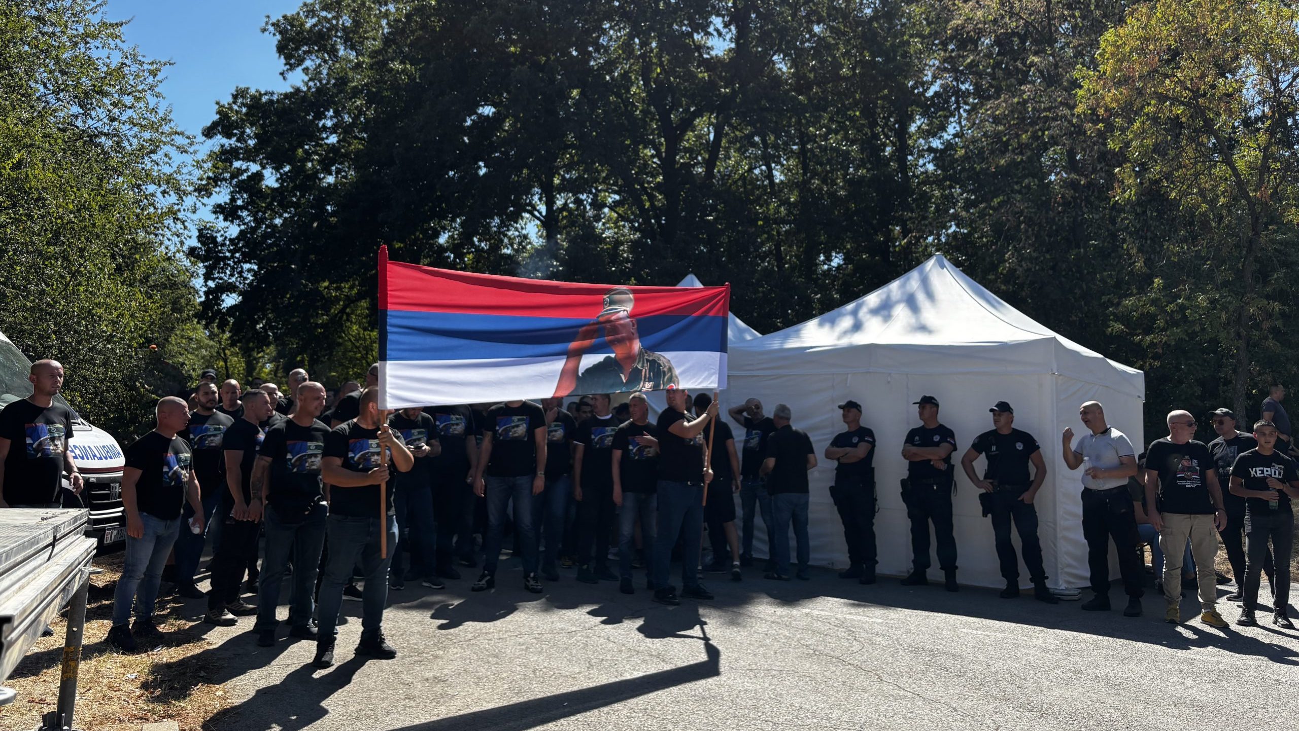 Aplauz za kovčeg, crne majice i visoko podignute zastave: Hiljade ljudi na sahrani Ratka Mladića (FOTO, VIDEO) 3
