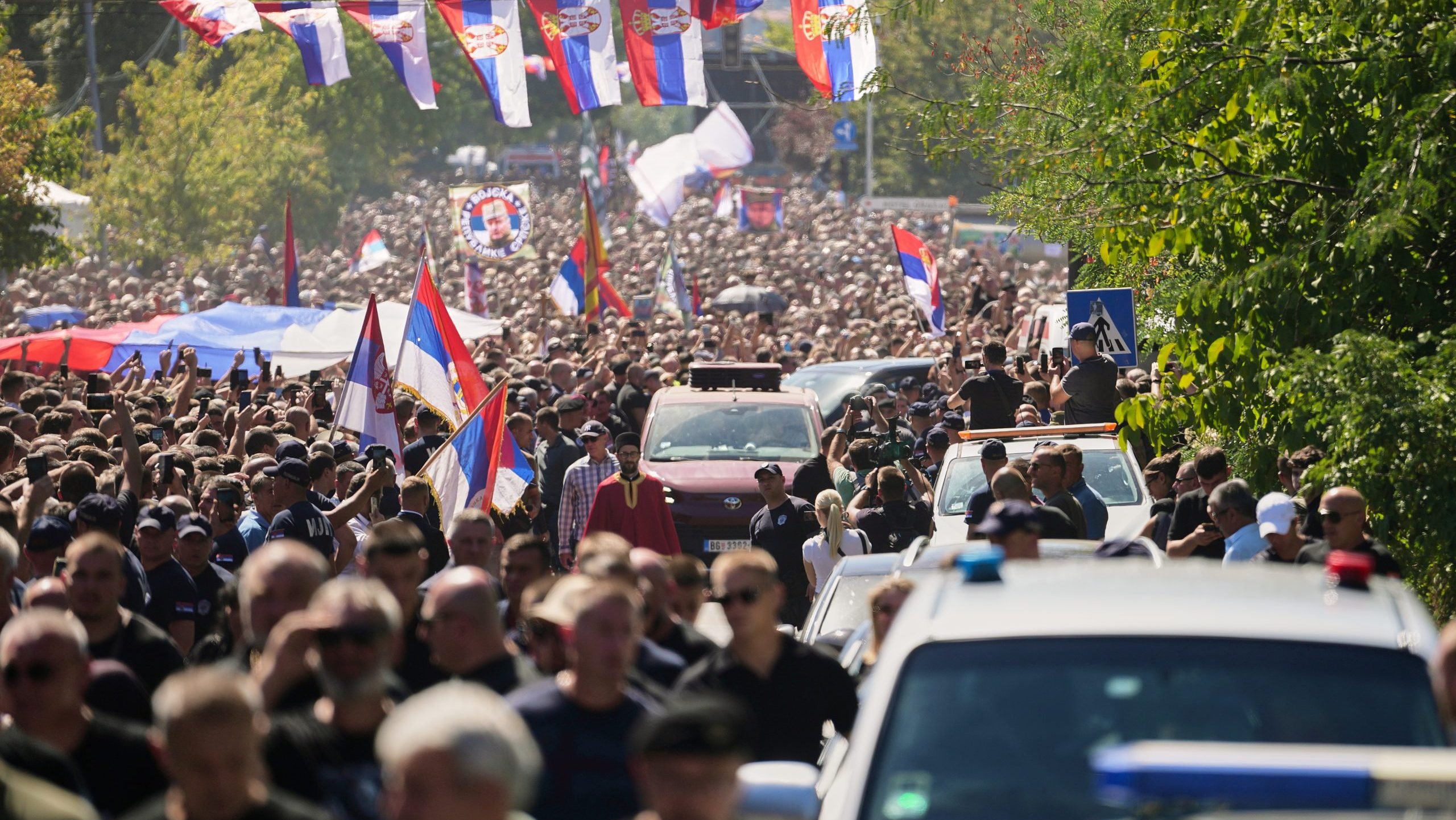 Aplauz za kovčeg, crne majice i visoko podignute zastave: Hiljade ljudi na sahrani Ratka Mladića (FOTO, VIDEO) 2