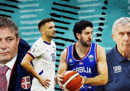 ilustracija sportisti - četiri muškarca, prvi s leva selektor FRS u plavom odelu sa grbom Fudbalskog saveza Srbije i beloj košulji, ima crveno, plavo belu kravau, gleda ukoso, ima prosedu kosu, drugi s leva sniman iz profila na terenu u dresu bele boje, tamno smeđe kose, do njega košarkaš u dresu Srbije, a poslednji u nizu kočarkaški selektor Srbije u plavoj majici i sa sedom kosom