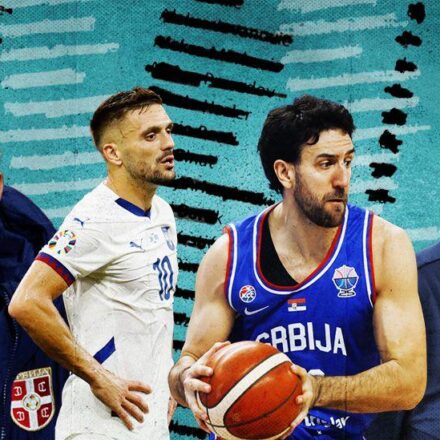 ilustracija sportisti - četiri muškarca, prvi s leva selektor FRS u plavom odelu sa grbom Fudbalskog saveza Srbije i beloj košulji, ima crveno, plavo belu kravau, gleda ukoso, ima prosedu kosu, drugi s leva sniman iz profila na terenu u dresu bele boje, tamno smeđe kose, do njega košarkaš u dresu Srbije, a poslednji u nizu kočarkaški selektor Srbije u plavoj majici i sa sedom kosom
