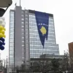 Demonstranti gađaju zgradu kosovske Vlade kamenicama 1