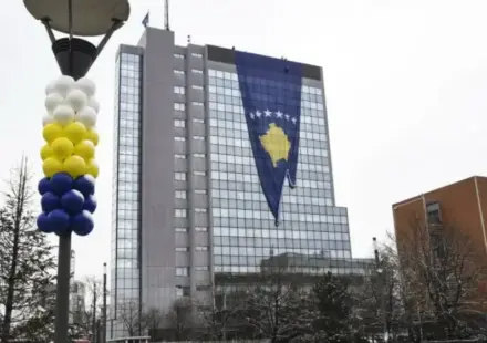 Demonstranti gađaju zgradu kosovske Vlade kamenicama 1