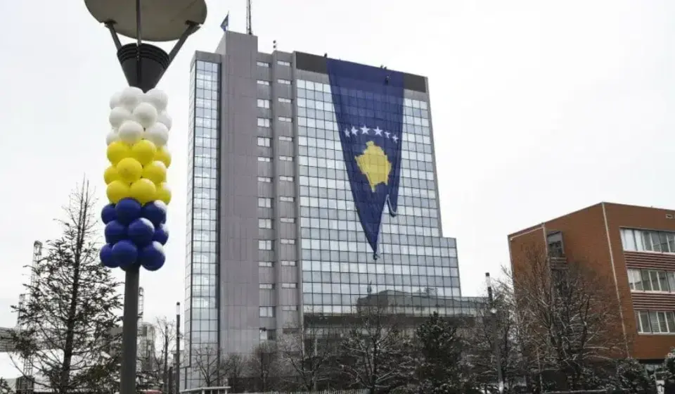 Demonstranti gađaju zgradu kosovske Vlade kamenicama 1