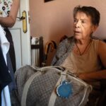 Marikarmen, stanarka stana u kvartu Retiro u centru Madrida, sedi na stolici s torbom u rukama