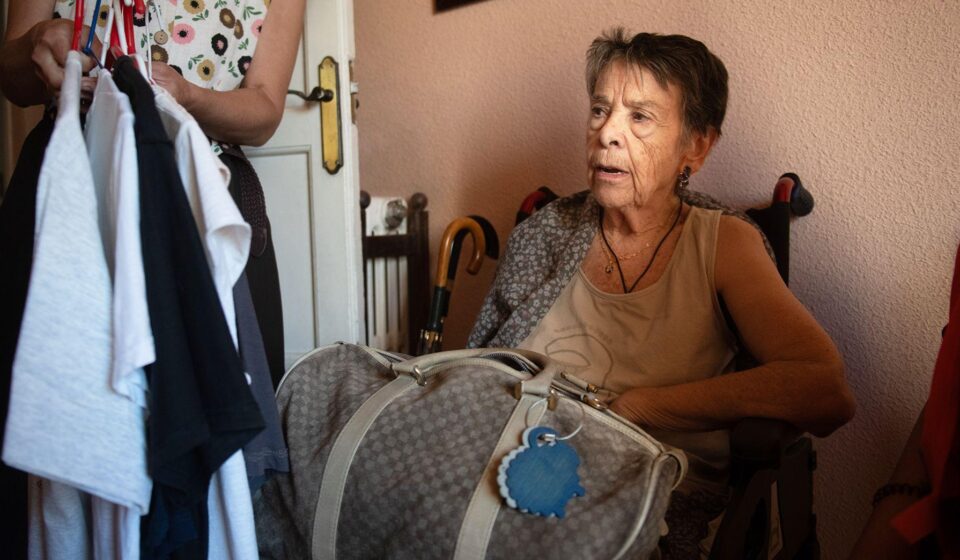 Marikarmen, stanarka stana u kvartu Retiro u centru Madrida, sedi na stolici s torbom u rukama
