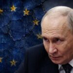 Vladimir Putin u tamnom odelu a iza njega je zastava Evropske unije