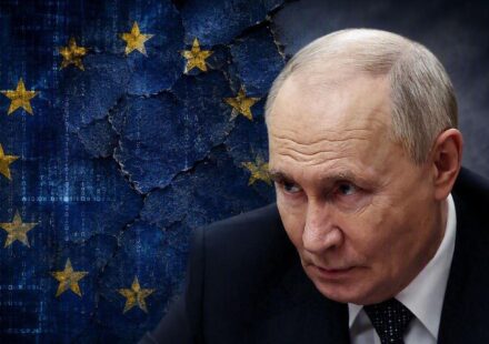 Vladimir Putin u tamnom odelu a iza njega je zastava Evropske unije