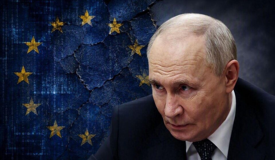 Vladimir Putin u tamnom odelu a iza njega je zastava Evropske unije