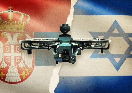 Zastava Srbije i Izraela između kojih je dron