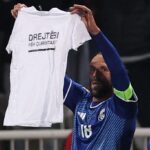 Kosovo, fudbaler Kosova proslavlja gol uz majicu OVK