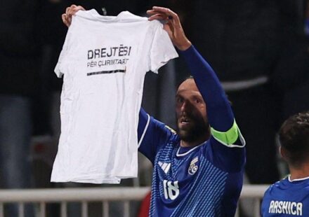 Kosovo, fudbaler Kosova proslavlja gol uz majicu OVK